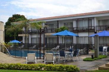 هتل Lake House Resort