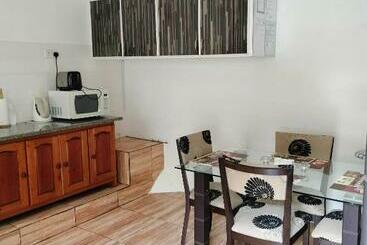 هتل Loversnest Self Catering
