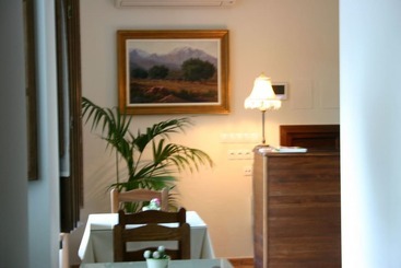هتل Hostal Santa María De úbeda
