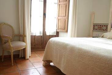 هتل Hostal Santa María De úbeda