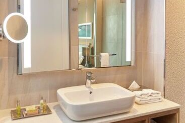 Отель Doubletree By Hilton Perth Northbridge