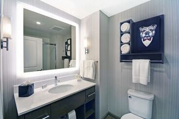 هتل Homewood Suites By Hilton Athens Downtown University Area