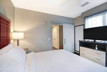 هتل Homewood Suites By Hilton Athens Downtown University Area