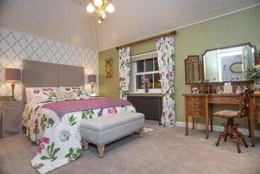 Coach House Boutique B&b