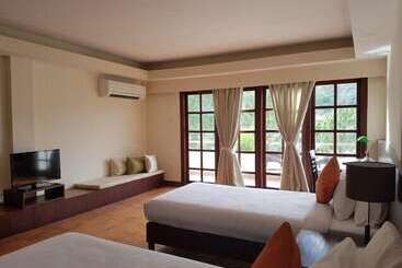 هتل Khuru Resort