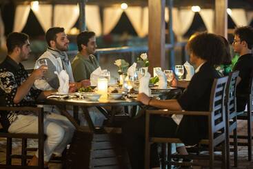 هتل Regency Sealine Camp