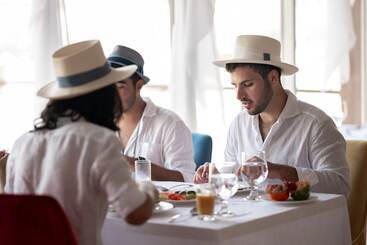 هتل Regency Sealine Camp