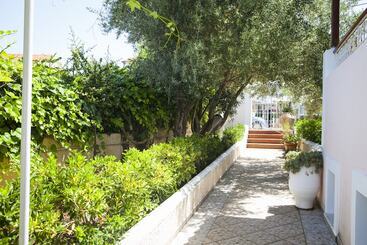 Tzivras Villa & Apartments