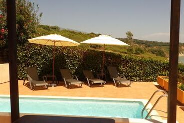 آپارتمانهای توریستها Beach Front Villa With Private 50m Path To Secluded Beach