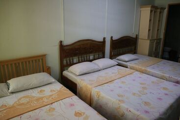هتل Miles Pension House