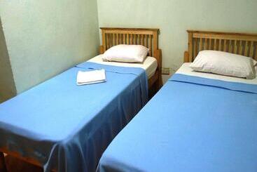 هتل Miles Pension House