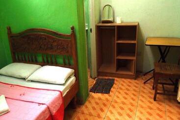 هتل Miles Pension House