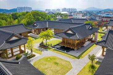 هتل Hanok Stay Namwonyechon By Kensington