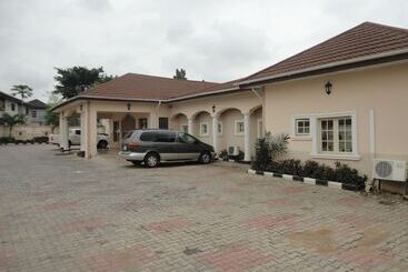 هتل Sdm Tavern And Suites