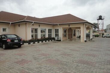 هتل Sdm Tavern And Suites