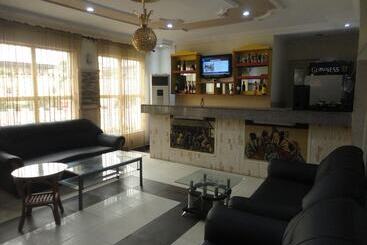 هتل Sdm Tavern And Suites