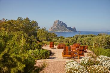 Petunia Ibiza, A Beaumier