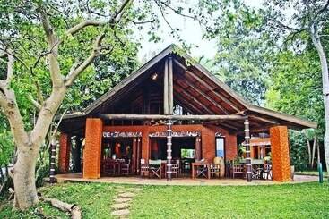 هتل Phophonyane Falls Ecolodge