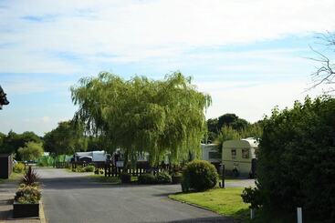 هتل Royal Umpire Caravan Park