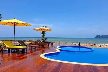 هتل The Beach Resort & Residence   Sha Plus