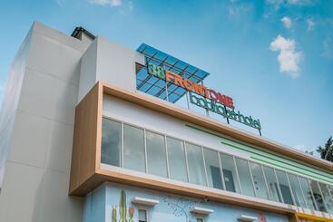 هتل Three Eight Front One Boutique Batu Malang