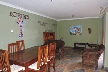 Café Zambezi House Of Africa   Hostel