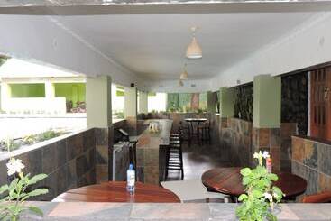 Café Zambezi House Of Africa   Hostel