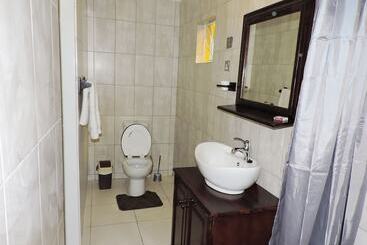 Café Zambezi House Of Africa   Hostel