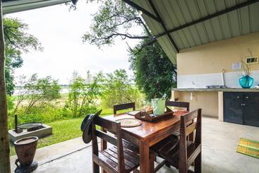 هتل Caprivi Mutoya Lodge And Campsite