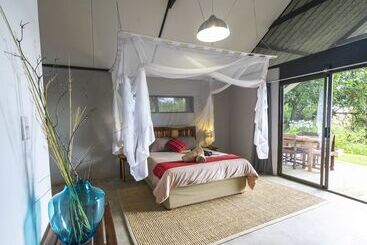 هتل Caprivi Mutoya Lodge And Campsite