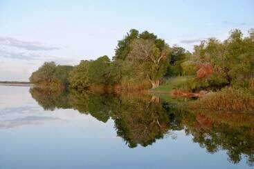 هتل Caprivi Mutoya Lodge And Campsite