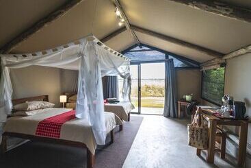 هتل Caprivi Mutoya Lodge And Campsite