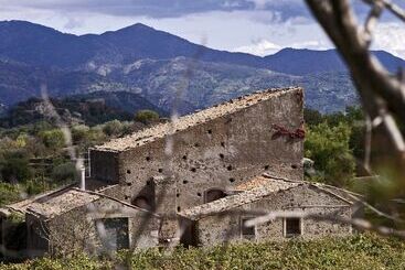 هتل Firriato Hospitality Cavanera Etnea Resort & Wine Experience
