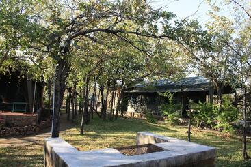 هتل Warthogs Safari Camp