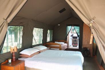 هتل Warthogs Safari Camp