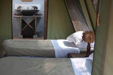 هتل Warthogs Safari Camp