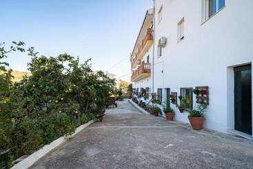 هتل Hostal Vista A La Sierra