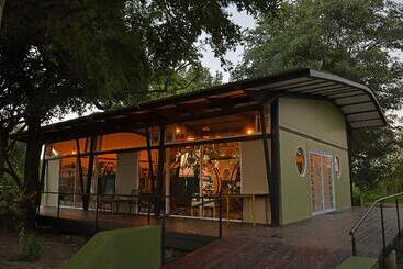 هتل Zambezi Mubala Lodge