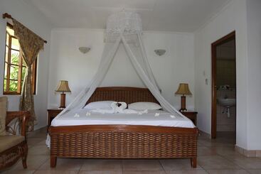 Le Surmer Self Catering Chalets - La Digue