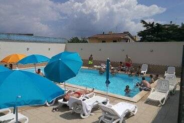 تختخواب و صبحانه Garden Inn