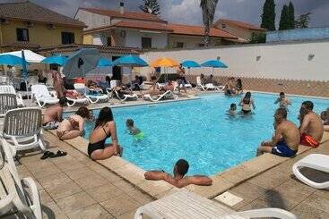 تختخواب و صبحانه Garden Inn