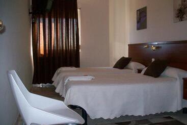 هتل Hostal Cerecedo