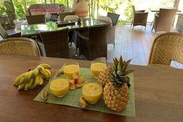 پانسیون Poé Côté Lagon Beach Bungalows