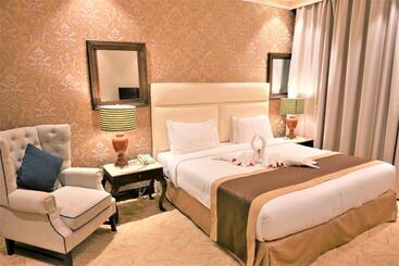 هتل Crystal Plaza Al Majaz