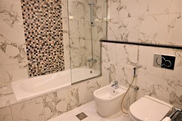 هتل Crystal Plaza Al Majaz