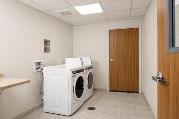 هتل Fairfield Inn & Suites By Marriott Salina