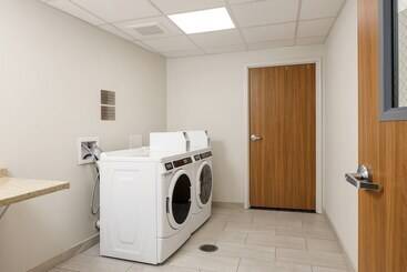 هتل Fairfield Inn & Suites By Marriott Salina
