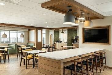هتل Fairfield Inn & Suites By Marriott Salina