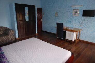 پانسیون Almond Tree Guest House