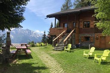 ツーリストアパートメント Chalet Tannenduft